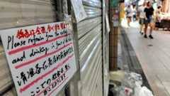 街中にあふれている外国語の注意書き。京ことばがなかなか目に入ってこなかった=京都市