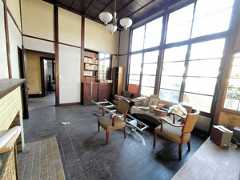 天井の高い1階のアトリエ。北向きだが約3メートル四方の窓で採光を確保している=奈良市高畑町