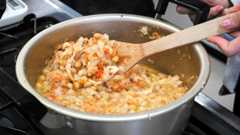 鍋で煮て作る、栃木県の郷土料理「しもつかれ」=栃木すみつかれ部提供