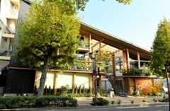 岡山市中心部にたつ「NISHIGAWA　TERRACE」=2025年11月、岡山市