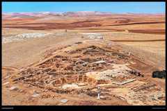 上空から撮影したカラハンテペ遺跡。年代測定から1万1600～1万年前のものとみられ、タシュテペレルの遺跡の中でも規模が大きく、独特な様式の立派な遺構が目立つ。建造物の多くは石灰岩の岩盤の上に建てられ、大型の建造物は岩盤を掘り込んだ半地下式の構造になっている=トルコ・アナトリア南東部のシャンルウルファ地方、©トルコ大使館文化観光局