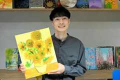 美術解説家の鈴木博文さん。教室では、名画の模写などに取り組める=2026年1月14日、東京都台東区東上野5丁目、波絵理子撮影