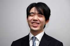 朝日杯将棋オープン戦優勝後にインタビューに答える藤井聡太名人=2026年2月11日午後6時3分、大阪府高槻市、米田怜央撮影