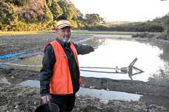 マガモ猟をする郡司好洋さん。水を入れた田んぼにくず米をまき、マガモを呼び寄せていた=2025年12月16日午後3時42分、茨城県稲敷市、後藤隆之撮影