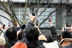 街頭演説で高市早苗首相が話を始めると、聴衆が一斉にスマートフォンを向け、写真や動画を撮影し始めた=2026年2月7日午後3時51分、東京都文京区、大下美倫撮影