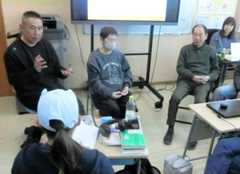 メンバーさんらとともに、高校生らの授業に参加する守谷卓也さん（左）=東京都八王子市、上田学撮影