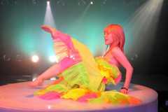 観客からストリップの踊り子に転身した宇佐美なつさんのステージ「アブダクション」=渋谷道頓堀劇場、本人提供