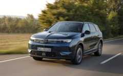 Avec ses 4,65 m de long, le nouvel Opel Grandland est une familiale accueillante. Mais le SUV allemand impose une fermeté de suspension excessive dans cette variante Hybrid 145.