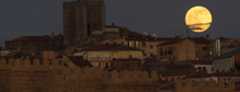 Vista nocturna de la Muralla de Ávila