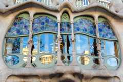 Casa Batllós hovedvindu støttes av benlignende støtter.