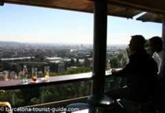 Kaviareň v polovici cesty na vrch Tibidabo - cestou do zábavného parku Tibidabo. Pred pokračovaním na horu k zábavnému parku sa zastavte na drink a vychutnajte si nádherný výhľad na Barcelonu.