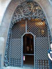 Vstupná železná brána do Gaudího paláca Palau Güell