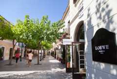 La Roca Village shopping main walkway
