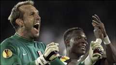 Mark Schwarzer celebrates victory for Fulham