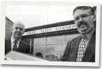 Cyflwyno'r siec i Ysgol Maes Garmon