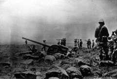 Royal Navy 4.7 inch gun in action at the Battle of Colenso on 15th December 1899