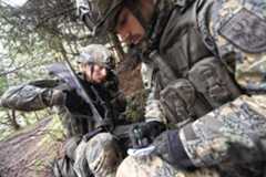 Ein Soldat funkt während einer Übung.