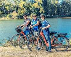 3 personnes de 3 générations sur leurs vélos