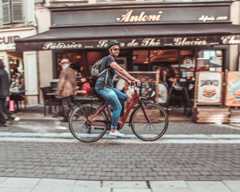 personne descendant la grand rue de Sarrebourg en vélo