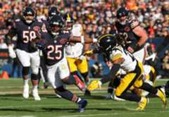 CTC-L-BEARS-STEELERS-112325 Bears running back Kyle Monangai breaks free for a first-quarter run against the Steelers on Sunday, Nov. 23, 2025, at Soldier Field. (John J. Kim/Chicago Tribune)