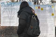 ▲「トランスジェンダー女性」入学賛否問う壁新聞－あるトランスジェンダー女性の淑明女子大学合格が分かった2020年、キャンパスに入学の賛否を問う壁新聞が掲示された。このトランスジェンダー女性は結局、入学を断念した。写真＝聯合ニュース