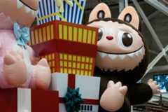 A new Thanksgiving Day float featuring Pop Mart's Labubu is displayed.