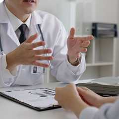 患者の病状を説明する医師