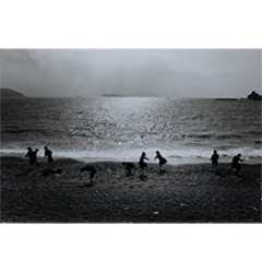 ふるさとの海に別れを告げる中学生たち「集団就職の若者」より 1976年 福江島 長崎県五島市