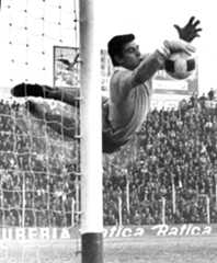 Vuela, vuela. Y Buttice atrapa la pelota con sus manos mágicas. FOTOS ARCHIVO CLARIN