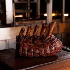 En Palermo, un restaurante de carnes con menú por pasos donde comer un suculento costillar asado