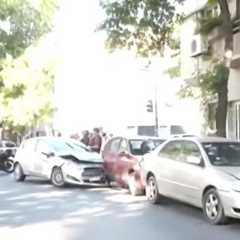 Chocó a tres autos estacionados en Palermo: manejaba borracho y con una pierna enyesada