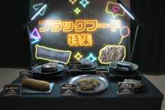 セブンイレブン、真っ黒な“ブラックフード”を販売！　4日間限定で揚げ物半額セールも＜取材レポ＞