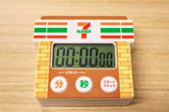 セブンイレブン「福袋2026」を発売前に開封！　街中で見る店頭がまさかのグッズに変身