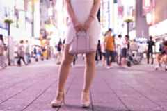 繁華街の女性イメージ