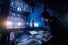 音響・照明の機械を触る男性