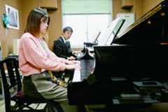 ピアノを教える先生と教わる学生