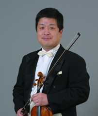 弦楽器を持つ男性