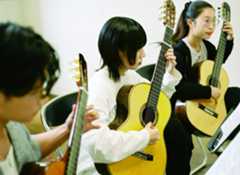 ギターを弾く学生