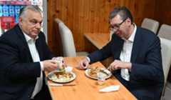 Orban i Vučić o bureku: "I am always sa sirom" (VIDEO) 8