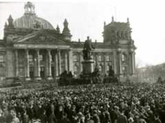 Menschenmenge vor dem Reichstagsgebäude, 9. November 1918