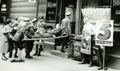 Vor einem Wahllokal, 1932