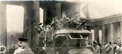 Revolutionäre am Brandenburger Tor, 1918