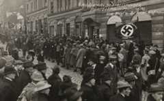 [Foto: Heinrich Hoffmann, Umzug von Anhängern der NSDAP durch die Münchner Innenstadt, 28. Januar 1923]