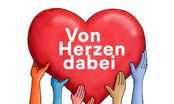 Illustration: mehrere Arme in verschiedenen Farben halten ein rotes Herz in dem steht: " Von Herzen dabei"