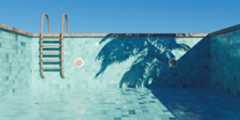 Imatge d'una piscina sense aigua