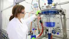 Une scientifique menant des expériences chimiques dans un laboratoire.
