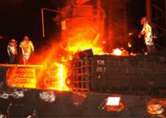 Lavoratori in acciaieria [foto: