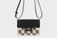 チャールズ＆キースの旗艦店が渋谷に、「C&K」ロゴを配したショルダーバッグやレザーウォレット