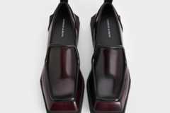 チャールズ＆キース24年冬シューズ、“スクエアトゥ”の艶やかローファー＆ロングブーツ