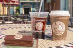 東京ディズニーリゾート“ほっとひと息”オリジナルブレンドコーヒー＆スイーツ、2層仕立てチーズケーキなど